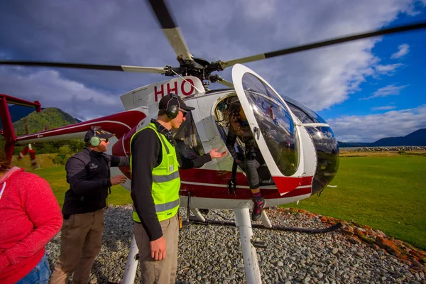 ISLA DEL SUR, NUEVA ZELANDA - 25 DE MAYO DE 2017: Un pasajero no identificado se enciende desde un helicóptero sobre la nieve sobre el glaciar Franz Josef, Westland, Nueva Zelanda — Foto de Stock