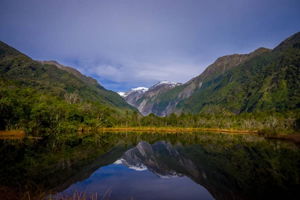 Kleine vijver peters vijver met reflectie van berg gletscher, Franz Josef Glacier in Nieuw-Zeeland — Stockfoto