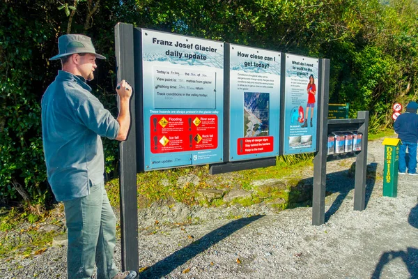 South Island, Új-Zéland - 2017. május 25.: egy tájékoztató jel a Franz Josef Glacier Nemzeti Park, Új-Zéland — Stock Fotó