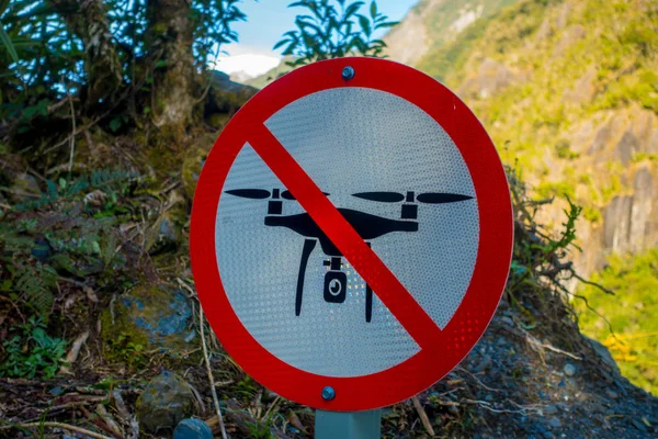 Sydön, Nya Zeeland - 25 maj 2017: en informativ tecken på Tillåt inte använda drönare fara i ett vackert landskap av Franz Josef Glacier National Park, i Nya Zeeland — Stockfoto