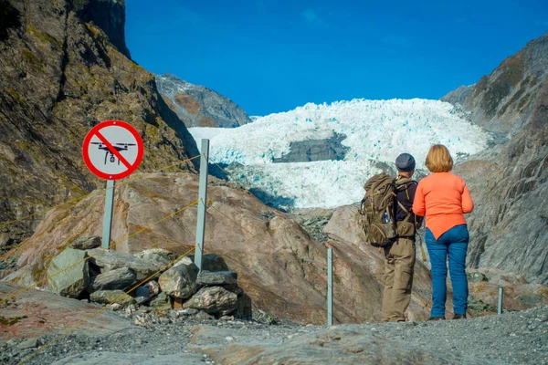 Azonosítatlan pár enoying a nézet a Franz Josef-gleccserhez és a völgy emelet, Westland, déli-sziget, Franz Josef Glacier Nemzeti Park, Új-Zéland — Stock Fotó