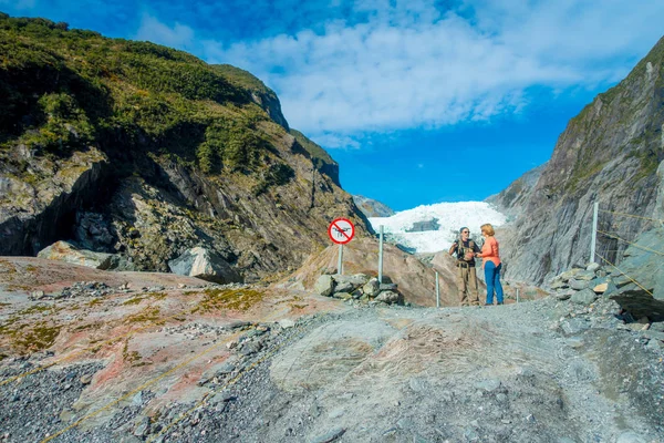 Kimliği belirsiz iki enoying Franz Josef Glacier ve Vadisi kat, Westland, South Island, Yeni Zelanda Franz Josef Glacier Ulusal Parkı görünümünü