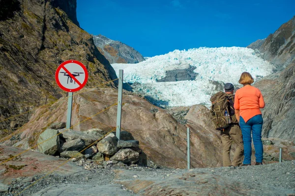 Azonosítatlan pár enoying a nézet a Franz Josef-gleccserhez és a völgy emelet, Westland, déli-sziget, Franz Josef Glacier Nemzeti Park, Új-Zéland — Stock Fotó