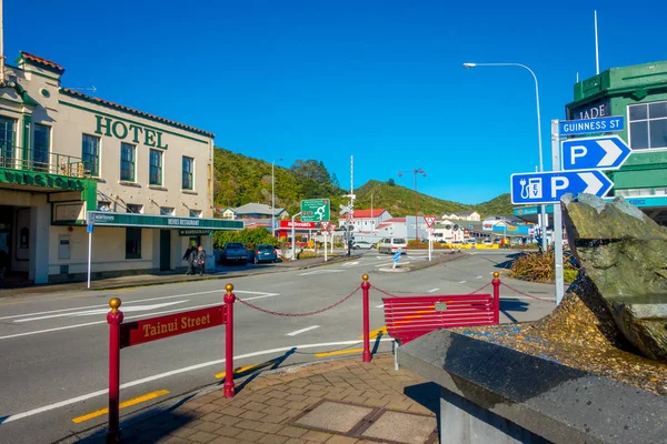 Unbekannte gehen auf der Straße in der Hauptstraße Süd, Greymouth, Neuseeland — Stockfoto