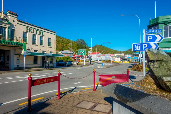 Unbekannte gehen auf der Straße in der Hauptstraße Süd, Greymouth, Neuseeland — Stockfoto