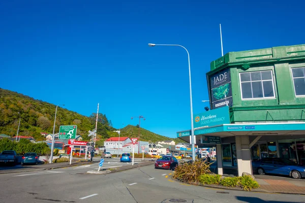 Unbekannte gehen auf der Straße in der Hauptstraße Süd, Greymouth, Neuseeland — Stockfoto