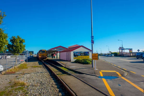 Greymouth, Neuseeland - 24. Mai 2017: Der Verkehr wartet darauf, dass entgegenkommende Fahrzeuge eine einspurige Straße-Schienenbrücke über den Taramakau bei Greymouth überqueren. — Stockfoto