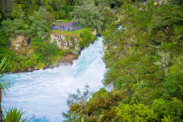 Krachtige Huka watervallen op de Waikato rivier nabij Taupo Noordereiland Nieuw-Zeeland — Stockfoto