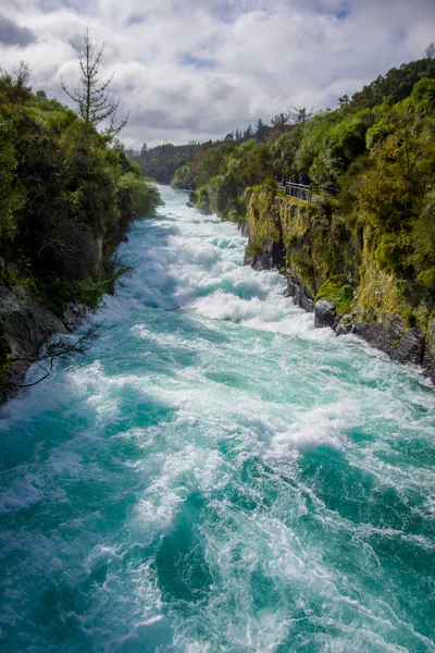 강력한 후 카 폭포는 와이카토 강에 가까운 타우 포 북쪽 섬 뉴질랜드 — 스톡 사진