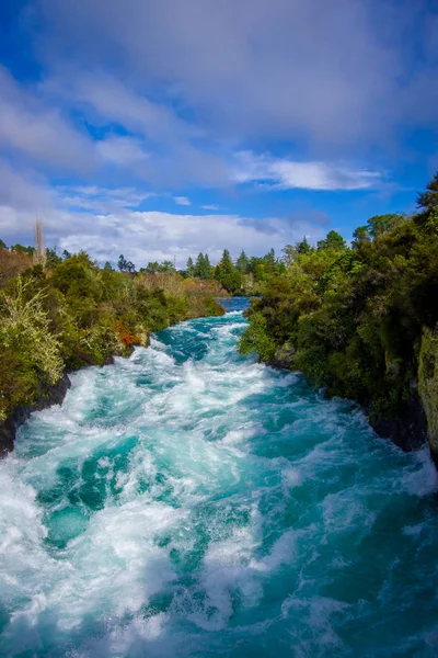 Taupo North Island Yeni Zelanda Waikato Nehri üzerinde güçlü Huka Falls yakınındaki