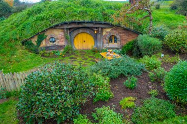 North Island, Yeni Zelanda - 16 Mayıs 2017: Hobbit evle sarı kapı, Hobbitköy film seti, film için yapılan site: Hobbit ve Matamata, Yeni Zelanda Kuzey Adası ringde efendisi