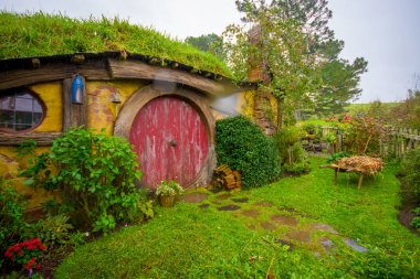 North Island, Yeni Zelanda - 16 Mayıs 2017: Hobbit ev kırmızı kapı, Hobbitköy film seti, film için yapılan site: Hobbit ve Matamata, Yeni Zelanda Kuzey Adası ringde efendisi