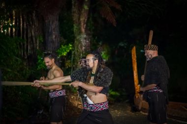 North Island, Yeni Zelanda - 17 Mayıs 2017: Maori erkeklerle bir geleneksel dansı, Tamaki kültür Köyü, Rotorua, Yeni Zelanda Maori kültür, geleneksel elbise geleneksel olarak yüzüne dövmesi