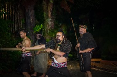 North Island, Yeni Zelanda - 17 Mayıs 2017: Maori erkeklerle bir geleneksel dansı, Tamaki kültür Köyü, Rotorua, Yeni Zelanda Maori kültür, geleneksel elbise geleneksel olarak yüzüne dövmesi