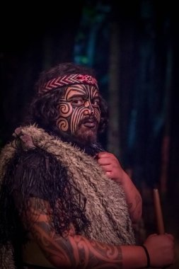 North Island, Yeni Zelanda - 17 Mayıs 2017: Tamaki Maori lider adam geleneksel kıyafet, Maori kültür, Tamaki kültür Köyü, Rotorua, Yeni Zelanda geleneksel olarak yüzüne dövmesi ile yakından