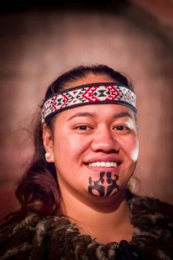 Geleneksel kıyafet, Maori kültür, Tamaki kültür Köyü, Rotorua, Yeni Zelanda geleneksel olarak yüzüne dövmesi olan portre Tamaki Maori adam North Island, Yeni Zelanda - 17 Mayıs 2017: