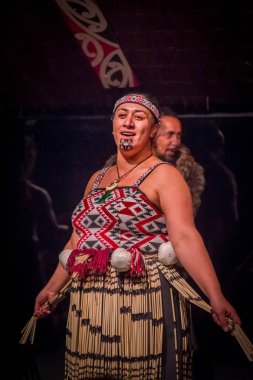 North Island, Yeni Zelanda - 17 Mayıs 2017: Tamaki Maori kadının geleneksel dövmesi yüz ve Tamaki kültür Köyü, Rotorua Maori kültür Köyü'nde geleneksel elbise ile yakından