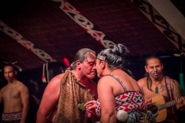 North Island, Yeni Zelanda - 17 Mayıs 2017: geleneksel Maori kültür, Tamaki kültür Köyü, Yeni Zelanda, geleneksel kıyafet dövmesi yüzüne dans Tamaki Maori Çift