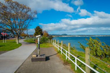 North Island, Yeni Zelanda - 18 Mayıs 2017: güzel wharf ve güzel görünümü Lake Taupo Dağları ile bir şehir arka planda Bahar, North Island, Yeni Zelanda güzel mavi gökyüzü ile