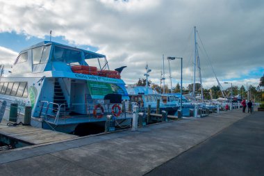 North Island, Yeni Zelanda - 18 Mayıs 2017: Lake Taupo North Island Yeni Zelanda üzerinde yelkenli tekneler