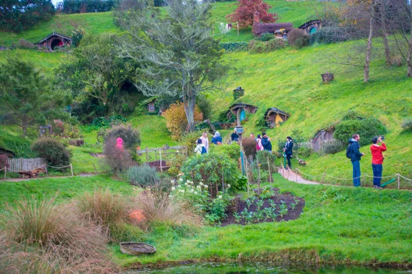 North Island, Yeni Zelanda - 16 Mayıs 2017: kimliği belirsiz kişi, bir iz Hobbitköy içinde yürüyüş Hobbitköy film ayarla, film için yapılan site: Hobbit ve Matamata, yeni Kuzey Adası ringde efendisi
