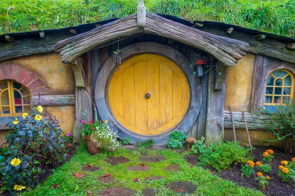 North Island, Yeni Zelanda - 16 Mayıs 2017: Hobbit evle sarı kapı, Hobbitköy film seti, film için yapılan site: Hobbit ve Matamata, Yeni Zelanda Kuzey Adası ringde efendisi