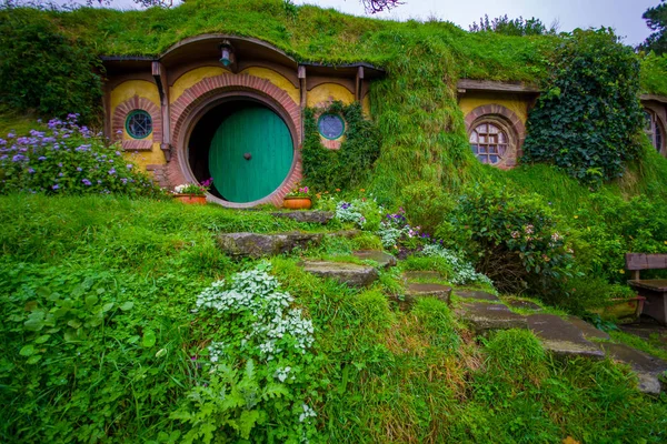 Nordön, Nya Zeeland - 16 maj, 2017: den främre grinden av Bag End, Hobbiton, hem för viktiga karaktär i den berömda filmen. Hobbiton är den fiktiva byn skapade för filmen sagan om ringen — Stockfoto