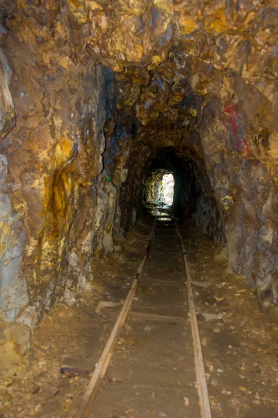 Исторический железнодорожный тоннель, часть старой системы транспортировки золотых рудников, расположенной на Северном острове в Новой Зеландии — стоковое фото