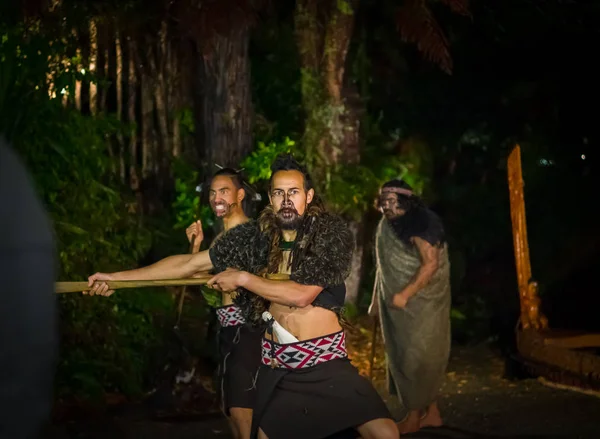 North Island, Yeni Zelanda - 17 Mayıs 2017: Maori erkeklerle bir geleneksel dansı, Tamaki kültür Köyü, Rotorua, Yeni Zelanda Maori kültür, geleneksel elbise geleneksel olarak yüzüne dövmesi