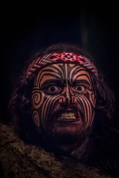 北の島, ニュージーランド-2017 年 5 月 17 日: 肖像画のタマキ ・ マオリ ・ リーダー男でマオリ文化、玉木文化村、ロトルア、ニュージーランドの伝統的な衣装で伝統的刺青顔 — ストック写真