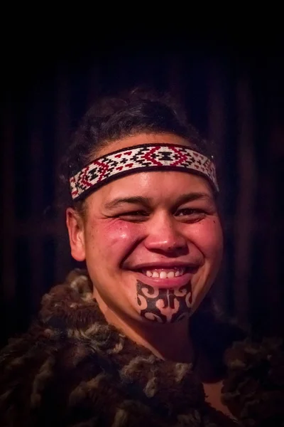 ISLA DEL NORTE, NUEVA ZELANDA - 17 DE MAYO DE 2017: Retrato de Tamaki Hombre maorí con rostro tradicionalmente tatuado en traje tradicional en la cultura maorí, Tamaki Cultural Village, Rotorua, Nueva Zelanda — Foto de Stock