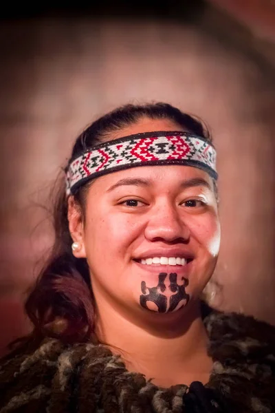 ÎLE DU NORD, NOUVELLE-ZÉLANDE - 17 MAI 2017 : Portrait d'un Maori Tamaki au visage traditionnellement tatoué en tenue traditionnelle à la Culture Maori, village culturel Tamaki, Rotorua, Nouvelle-Zélande — Photo