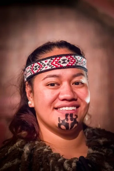 NORTH ISLAND, NEW ZEALAND - MAY 17, 2017: Portrait of Tamaki Maori man with traditionally tatooed face in traditional dress at Maori Culture, Tamaki Cultural Village, Rotorua, New Zealand — стоковое фото