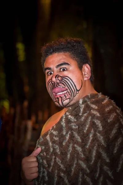 北岛，新西兰-2017 年 5 月 17 日： 关闭毛利人伸出舌头与传统刺青脸和身穿传统服装在毛利人文化、 玉木文化村、 罗托鲁阿，新的 — 图库照片