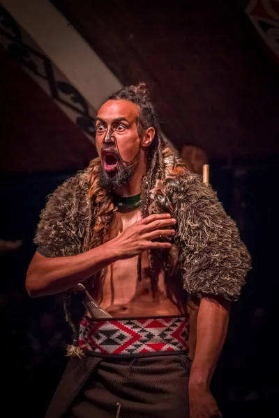 NORTH ISLAND, NEW ZEALAND - MAY 17, 2017: Tamaki Maori man screaming with traditionally tatooed face in traditional dress at Maori Culture, Tamaki Cultural Village, New Zealand — стоковое фото