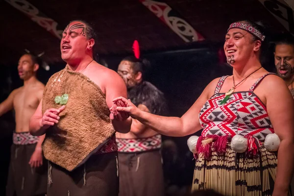 North Island, Yeni Zelanda - 17 Mayıs 2017: Tamaki Maori çift Maori kültür, Tamaki kültür Köyü, Yeni Zelanda, geleneksel elbise geleneksel olarak yüzüne dövmesi ile