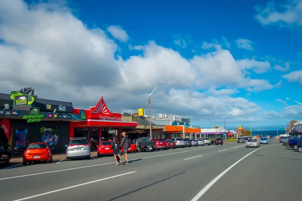 Nordinsel, Neuseeland - 18. Mai 2017: Taupo ist eine Stadt am Ufer des Taupo-Sees im Zentrum der Nordinsel Neuseeland. einige Autos, die vor einem Geschäft geparkt waren — Stockfoto