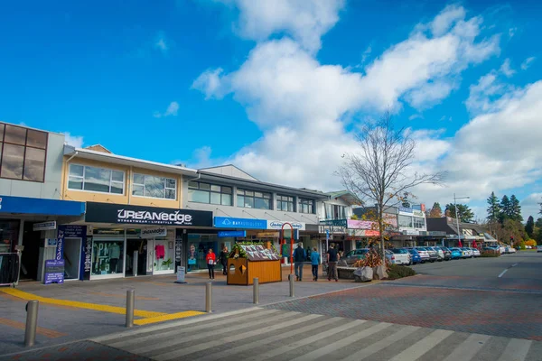 NORTH ISLAND, NEW ZEALAND - May 18, 2017: An unidentified people walking in Taupo town outside of different shores in the center of the North Island of New Zealand. Некоторые машины припаркованы возле магазинов — стоковое фото