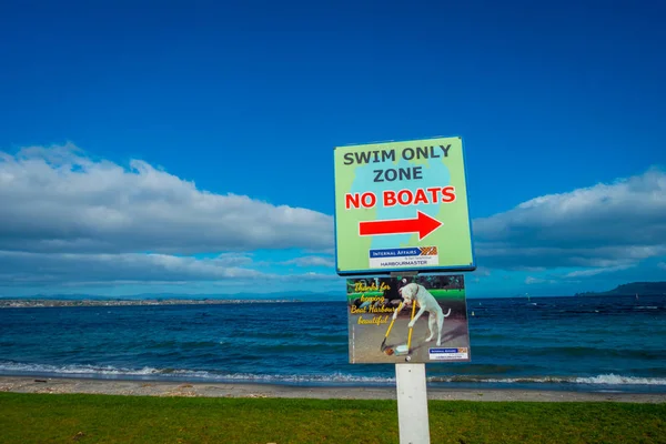 ISLA DEL NORTE, NUEVA ZELANDA - 18 DE MAYO DE 2017: Una señal informativa de zona de solo natación no embarcación ubicada en Taupo, Nueva Zelanda — Foto de Stock