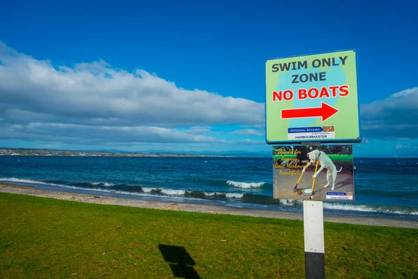 ISLA DEL NORTE, NUEVA ZELANDA - 18 DE MAYO DE 2017: Una señal informativa de zona de solo natación no embarcación ubicada en Taupo, Nueva Zelanda — Foto de Stock