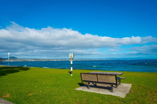 Bela vista do lindo Lago Taupo com montanhas uma cidade no fundo na primavera, Ilha do Norte da Nova Zelândia com céu azul bonito — Fotografia de Stock