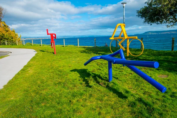 Nordön, Nya Zeeland - 18 maj 2017: vackra abstrakt konst och vacker utsikt över vackra sjön Taupo med berg an staden i bakgrunden på våren, Nordön i Nya Zeeland med vackra — Stockfoto