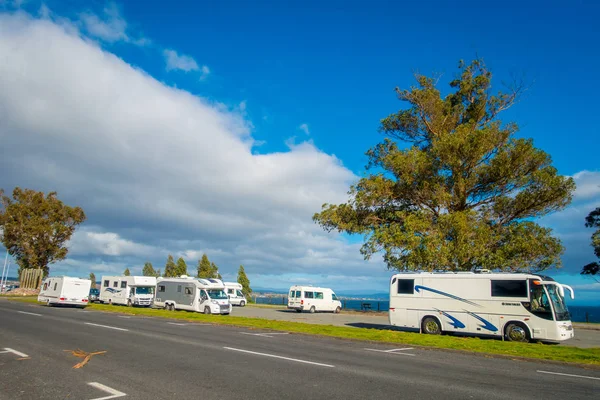 Wyspa Północna, Nowa Zelandia - 18 maja 2017 r.: Niektóre autobusy zaparkowane blisko wharf i loveley widok jeziora Taupo z góry jest miastem w tle w spring, północnej wyspy Nowej Zelandii z — Zdjęcie stockowe