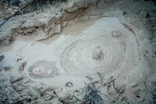 Bublající bahno uvolňuje plyn sulfidu vodíku. Kráterové jezero v Waitapu, Nový Zéland — Stock fotografie