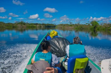 Cuyabeno, Ekvator - 16 Kasım 2016: kimliği belirsiz kişi Cuyabeno Milli Parkı, Ekvador Amazon ormanları derinliği içine tekne ile seyahat