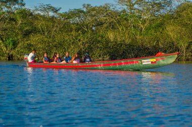 Cuyabeno, Ekvator - 16 Kasım 2016: kimliği belirsiz kişi tekne Cuyabeno Milli Parkı, Ekvator ile seyahat