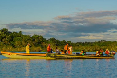 Cuyabeno, Ekvator - 16 Kasım 2016: Genç turist Lagoon Grande karşı Sunset, Cuyabeno Wildlife Reserve, Güney Amerika içine atlamak için hazır