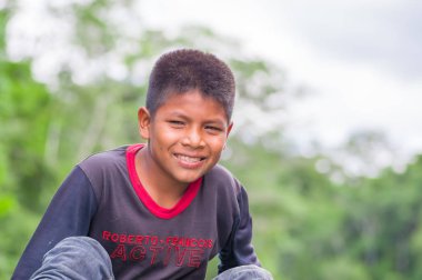 Lago Agrio, Ekvator - Kasım 17, 2016:Portrait, genç yerli çocuk, Siona toplum içinde Cuyabeno Milli Parkı, Güney Amerika ekvator