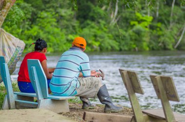 Nehrin Cuyabeno Cuyabeno Milli Parkı'nda, Güney Amerika Ekvador amazon bölgesi içinde kenarlığını konuşan bir Siona çiftin yakın çekim