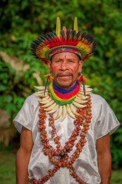 Lago Agrio, Ekvator - 17 Kasım 2016: Geleneksel kıyafet Siona şaman Cuyabeno Wildlife Reserve yerli bir köyde bir tüy şapka ile